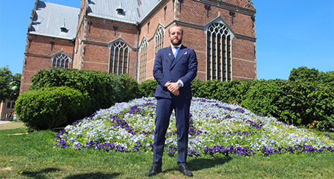 Calle utanför kyrkan