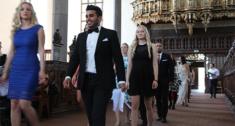 Tandhygienisterna rör sig in i kyrkan