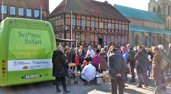 Science Safari-bussen under ett av sina stopp f&ouml;r att sprida vetenskap. Foto: Science Safari