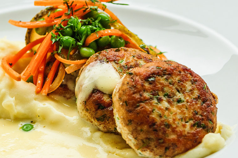 Lyxiga braxbullar med potatispur&eacute;, reducerad gr&auml;dds&aring;s och syrlig morot- och &auml;rtsallad.