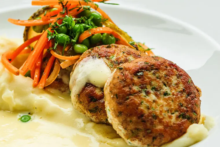 Lyxiga braxbullar med potatispuré, reducerad gräddsås och syrlig morot- och ärtsallad.