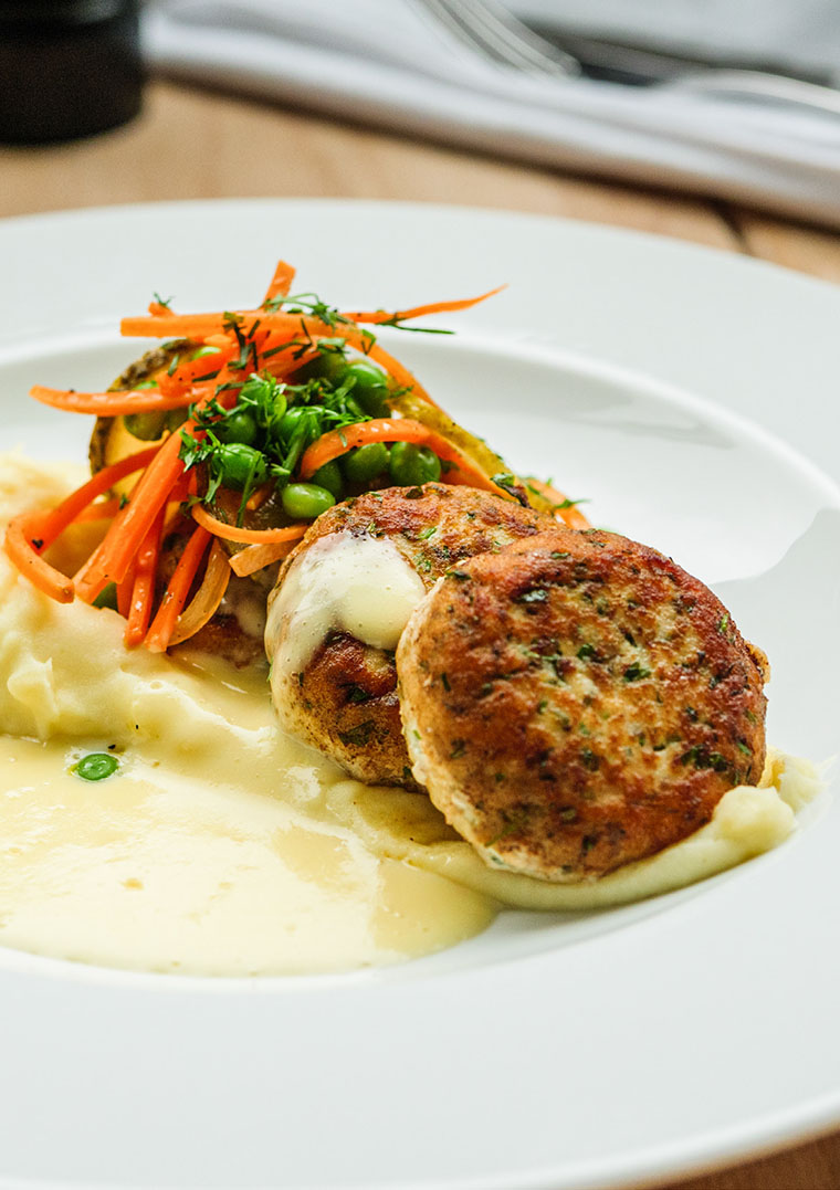 Lyxiga braxbullar med potatispur&eacute;, reducerad gr&auml;dds&aring;s och syrlig morot- och &auml;rtsallad.