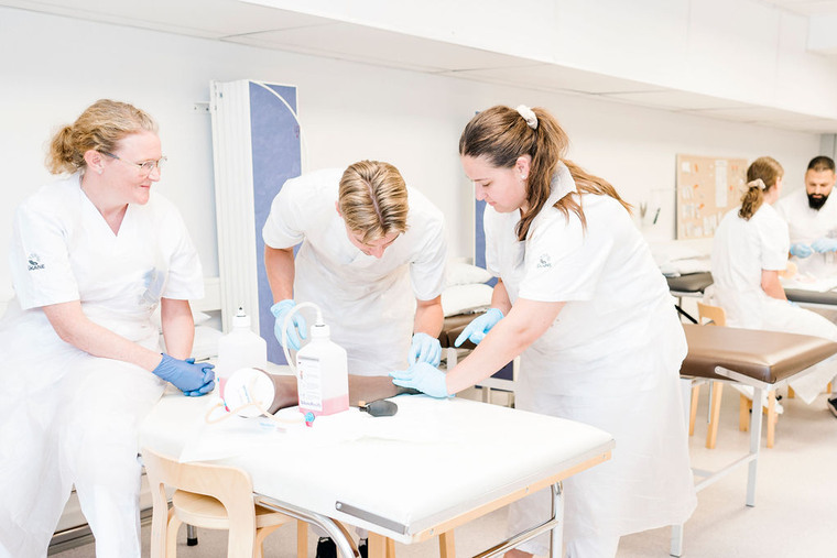 Sjuksk&ouml;terskestudenter i metodrummet.