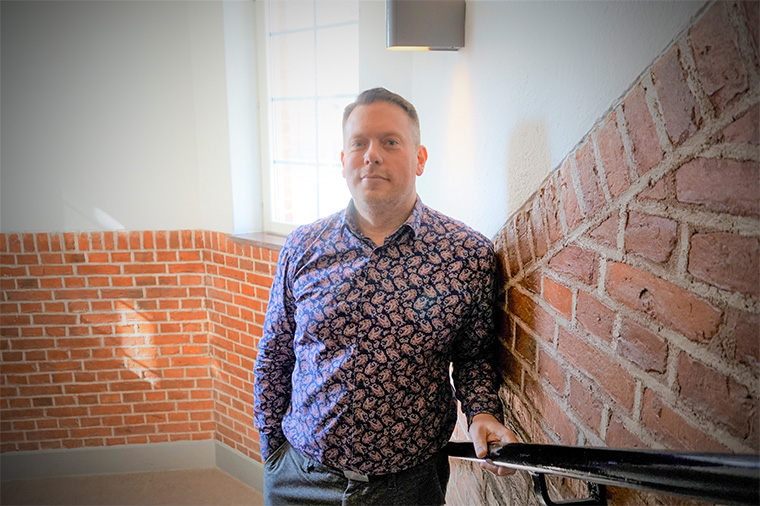 Martin Abrahamson i trappa.