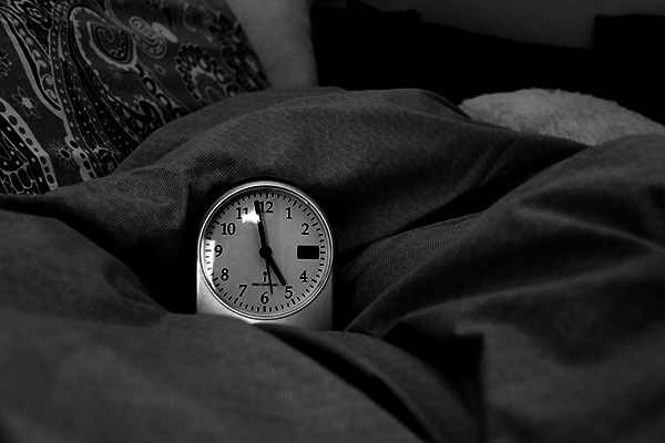 S&auml;ng och v&auml;ckarklocka.