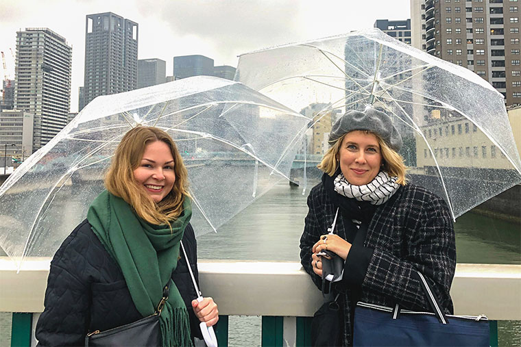 Studenterna Maja Pinter och Caroline L&ouml;vqvist med paraply i Osaka