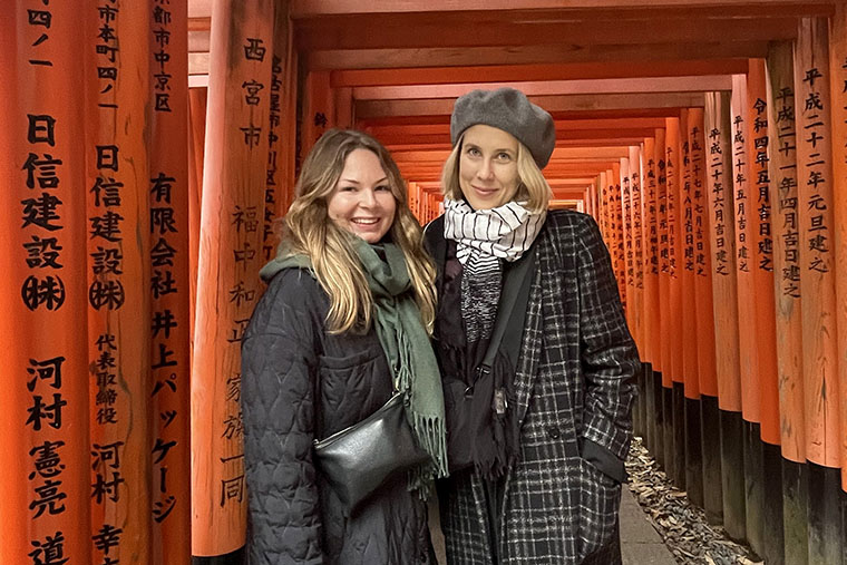 Maja Pinter och Caroline L&ouml;vqvist bes&ouml;ker Fushimi Inari-taisha i Kyoto.
