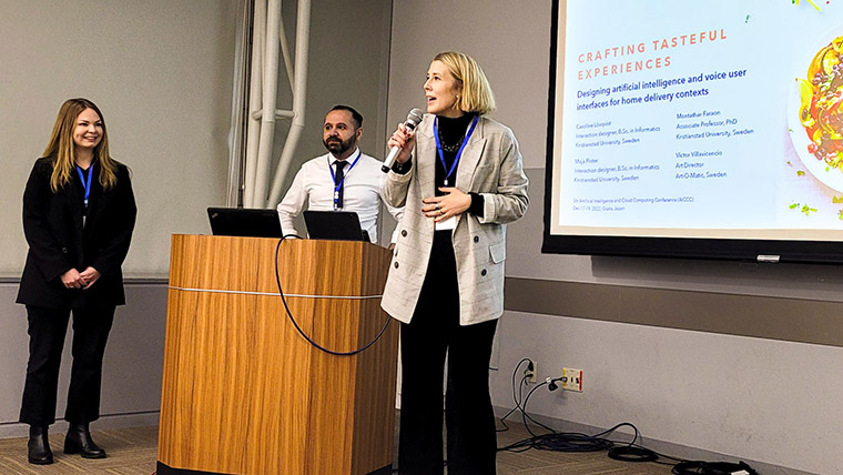 Studenterna Maja Pinter och Caroline L&ouml;vqvist presenterade sin forskningsartikel tillsammans med sin l&auml;rare Montathar Faraon p&aring; 5th Artificial Intelligence and Cloud Computing Conference 2022 i Osaka.