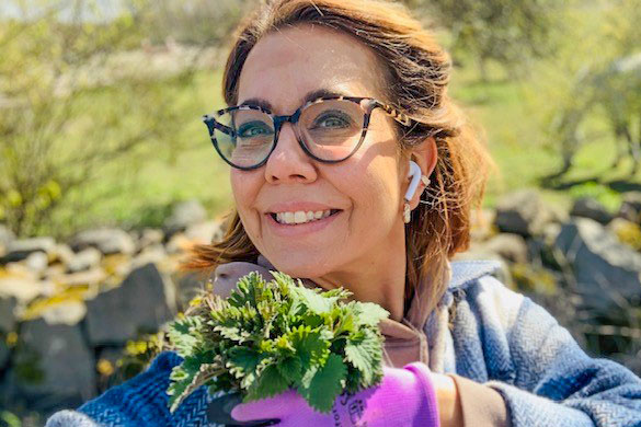 Johanna Gerberich med nyplockade n&auml;sslor som kan anv&auml;ndas till mycket mer &auml;n bara n&auml;sselsoppa.