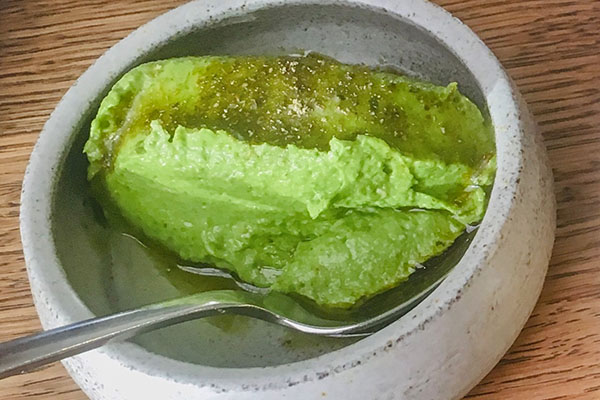 N&auml;sselhummus i sk&aring;l.