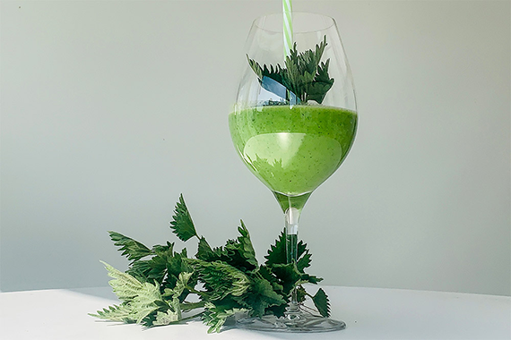 Gr&ouml;n smoothie i vinglas. 