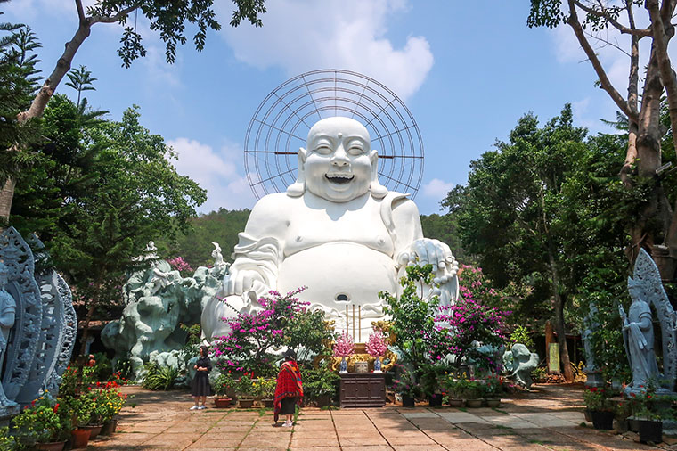En enorm buddhastaty vid Elephant fall i Da Lat.