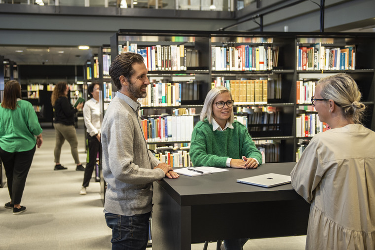 Medarbetare i h&ouml;gskolans bibliotek. 