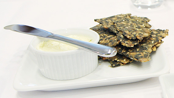 Fröknäcke med nyvispat och syrat smör.