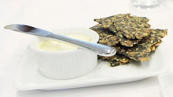 Fröknäcke med nyvispat och syrat smör.