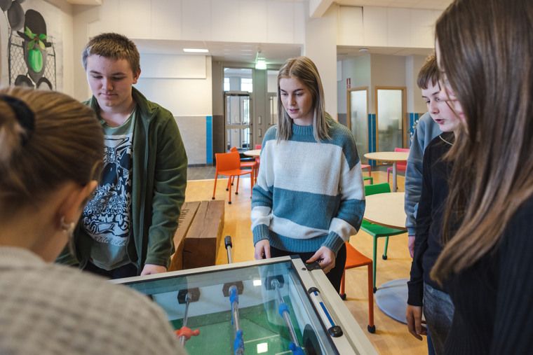 Lärare och elever på högstadiet.