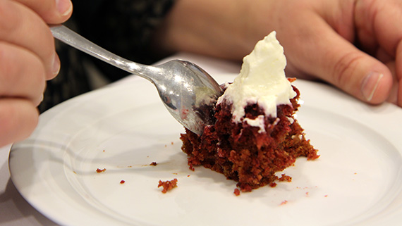 Rödbetsmuffin med färskostglasyr och valnötter.