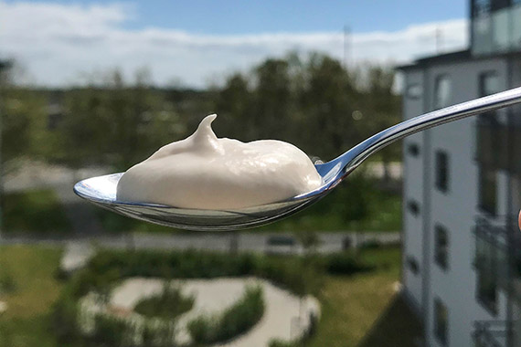 Gastronomistudent gör dressing