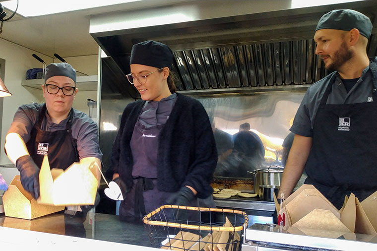 Thora Hjartard&oacute;ttir, Nicole Millward och Adam Str&ouml;mgren langar lunchl&aring;dor ur foodtrucken.