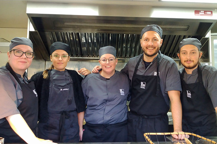 G&auml;nget bakom &rdquo;gastro bean chili&rdquo;, fr&aring;n v&auml;nster: Thora Hjartard&oacute;ttir, Nicole Millward, Emma Andersson, Adam Str&ouml;mgren och Elias Dissing.