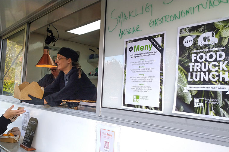 Nicole Millward serverar en gastro bean chili med nybakat naanbr&ouml;d, picklad r&ouml;dl&ouml;k och grillad majs.