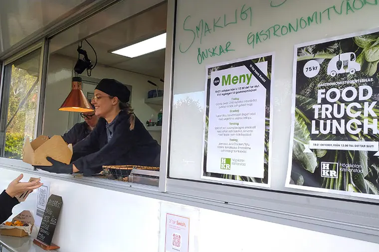 Nicole Millward serverar en gastro bean chili med nybakat naanbr&ouml;d, picklad r&ouml;dl&ouml;k och grillad majs.