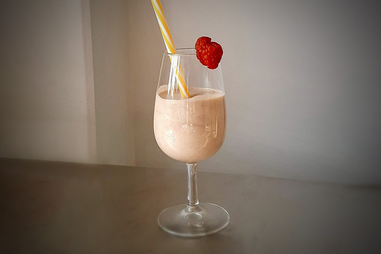 Banandrink med yoghurt i glas.