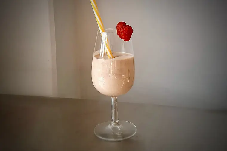 Banandrink med yoghurt i glas.