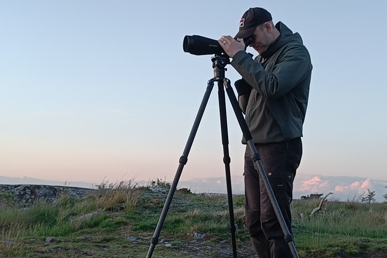 Eric med en kamera i naturen.