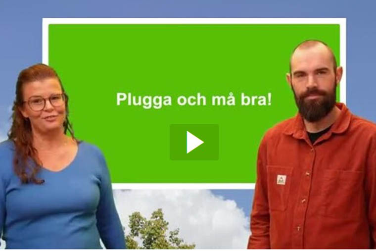 Två personer framför en skärm med texten Plugga och må bra.