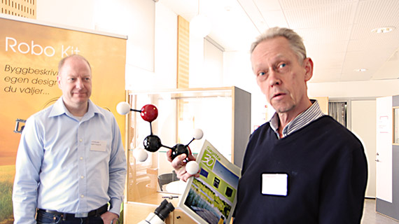 Nils-Erik Nylund fr&aring;n Kemil&auml;rarnas Resurscentrum tittar p&aring; &rdquo;fyllehunden&rdquo;, eller r&auml;ttare sagt p&aring; etanolmolekylen, som praktiskt illustrerar hur molekyler kan vara sammansatta.