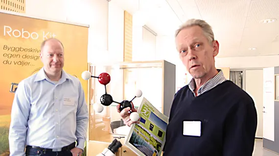 Nils-Erik Nylund Nils-Erik Nylund från Kemilärarnas Resurscentrum tittar på ”fyllehunden”, eller rättare sagt på etanolmolekylen, som praktiskt illustrerar hur molekyler kan vara sammansatta.