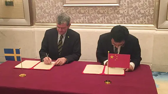 Håkan Pihl Rektor Håkan Pihl skriver under samarbetsavtalet tillsammans med Xiaojun Yan, vice president på Ningbo University.