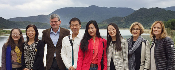 Den svenska delegationen i gamla staden Ming He. Fr&aring;n v&auml;nster: Li Yan, Lin Cai , rektor H&aring;kan Pihl, Zhuo Zhan/Eric (alumn), Siwen Zhou (alumn), Jingjing Xu/Jenny (alumn), vicerektor Lena Person och Lise-Lotte Nilsson. Bakom kameran: Erling Emsfors.