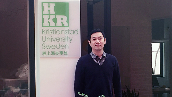 Alumnen Nathan Lin utanf&ouml;r sitt kontor, som &auml;ven &auml;r H&ouml;gskolan Kristianstads officiella representationskontor i Asien.