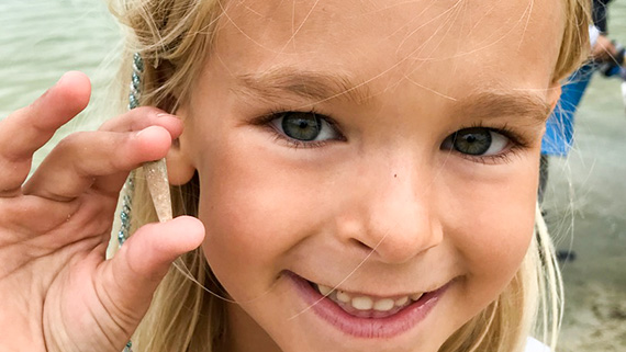 Moa Malmsten har hittat ett fossil av en bläckfisk, belemnit.