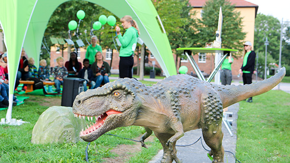 Många barn ville klappa den häftiga robotdinosaurien T-rex.