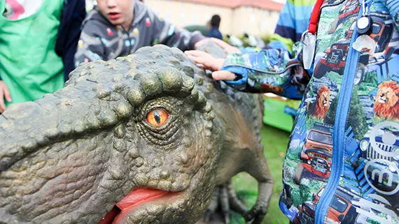 Många barn ville klappa den häftiga robotdinosaurien T-rex.