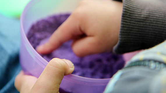 I färgglad sand fick barnen tillverka egna "fossiler".