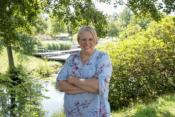 Kommunhuset &auml;r hennes nya arbetsplats, men Karoline Mattsson njuter g&auml;rna av milj&ouml;n och gr&ouml;nskan utomhus. Sedan i maj &auml;r hon Olofstr&ouml;ms milj&ouml;samordnare och landsbygdsutvecklare.