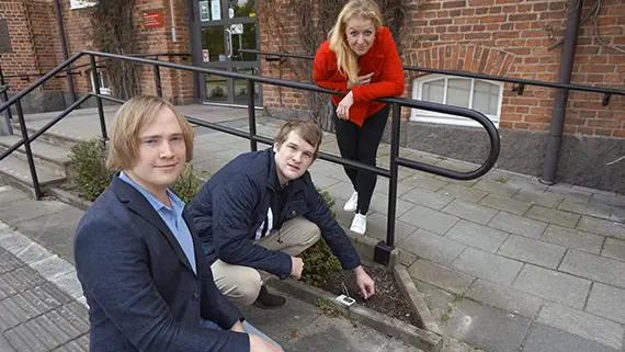Marijana Teljega ser på när studenterna Christoffer Emilsson och André Freberg sticker ner fuktmätaren i jorden. 