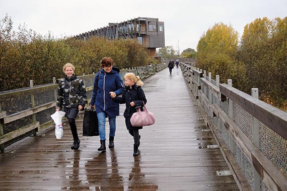 Kvinna med barn på bron till Naturum.