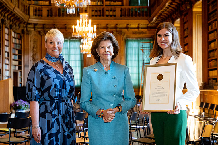 Vinnaren Sara Rosenberg med sitt diplom tillsammans med Anna Tenje, &auml;ldre- och socialf&ouml;rs&auml;kringsminister, och drottning Silvia. Foto: Yanan Li/Swedish Care International