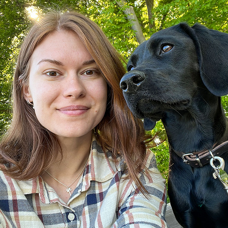 Sara Rosenberg med sin hund.