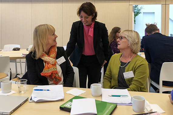 Matilda Ernkrans samtalar med Charlotta Löfgren-Mårtenson, professor i hälsa och samhälle vid Malmö Universitet och Anna-Karin Edberg, vicerektor vid Högskolan Kristianstad. Foto: Margareta Stridh/Regeringskansliet