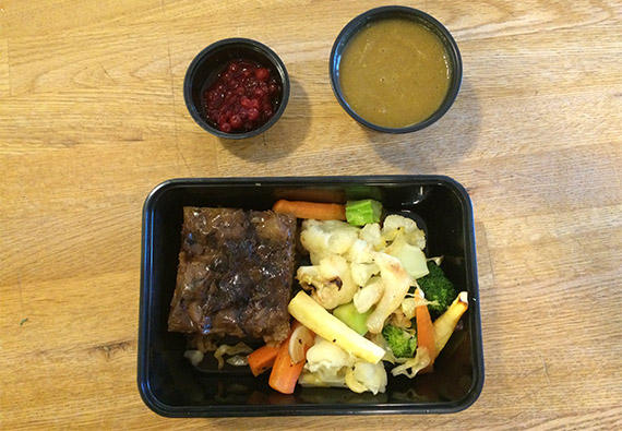 K&aring;lpudding med bruns&aring;s, lingon och grillade gr&ouml;nsaker.