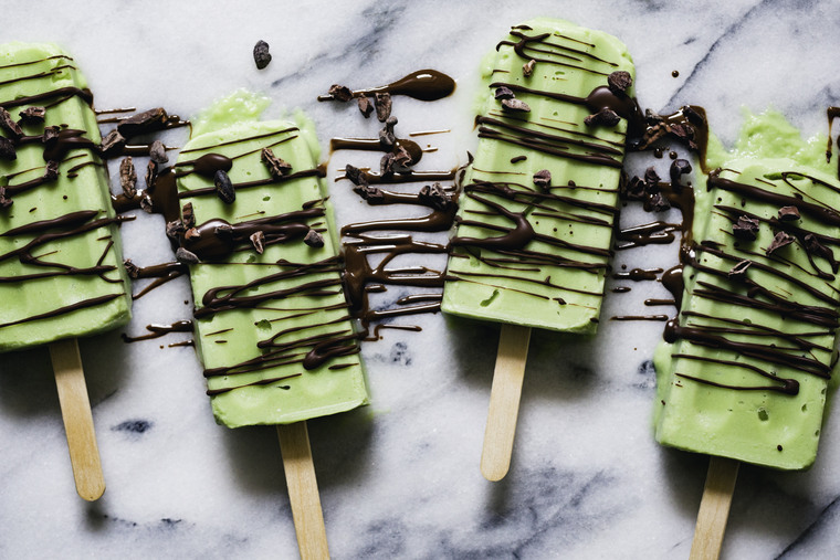 Avokadoglasspinnar med chokladsås