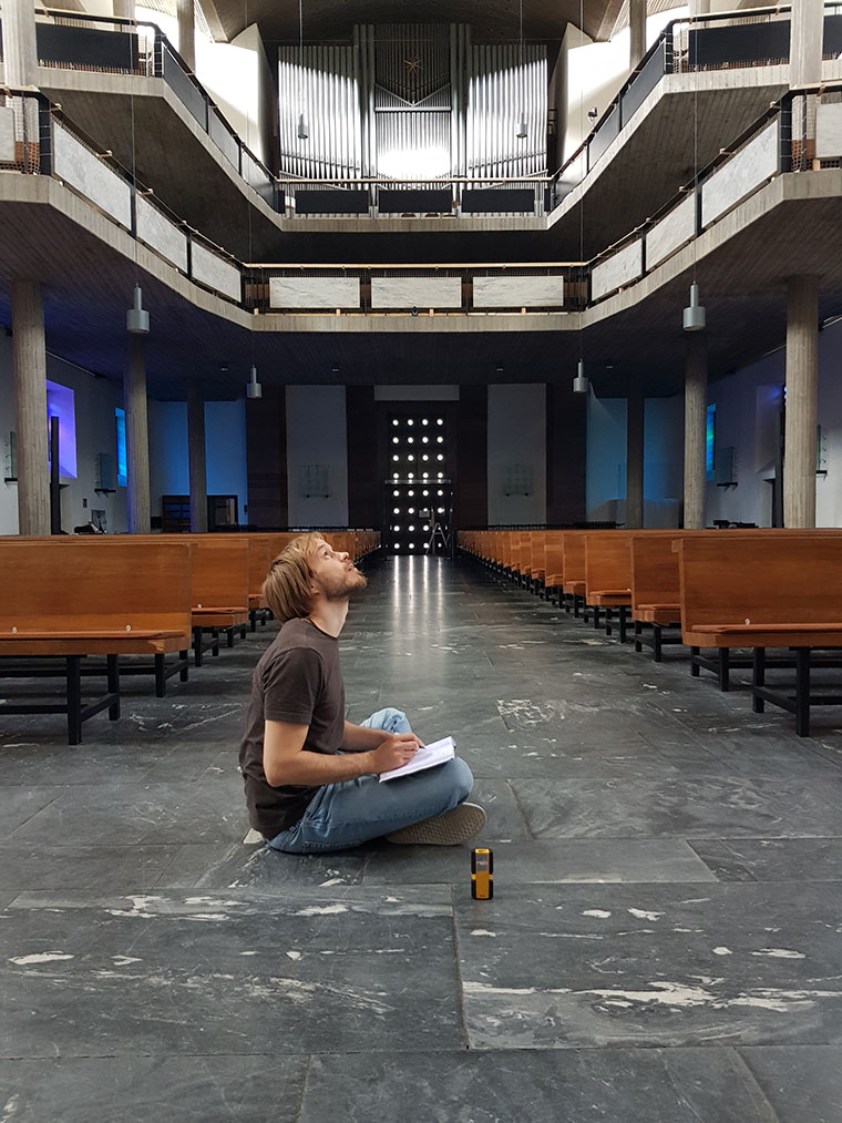 Andreas Siess m&auml;ter takh&ouml;jden och f&ouml;rbereder inf&ouml;r utst&auml;llningen i Karlsruhes stadskyrka.