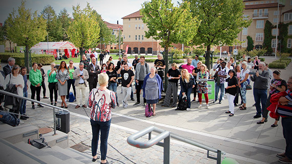 Drygt hundra studenter och l&auml;rare sl&ouml;t upp f&ouml;r att lyssna p&aring; utrikesministern.