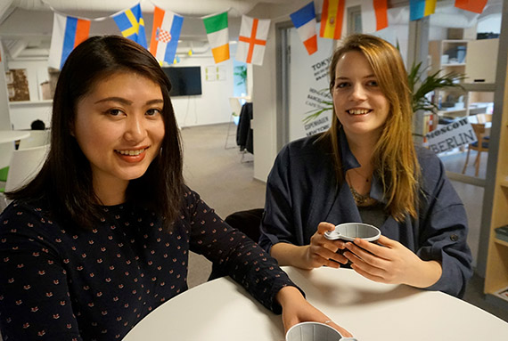 Audrey Li och Gunilla Holm &auml;r s&auml;kra p&aring; att det finns ett behov av att tr&auml;ffas och prata och v&auml;lkomnar studenter fr&aring;n hela v&auml;rlden till det nystartade spr&aring;kcaf&eacute;et.